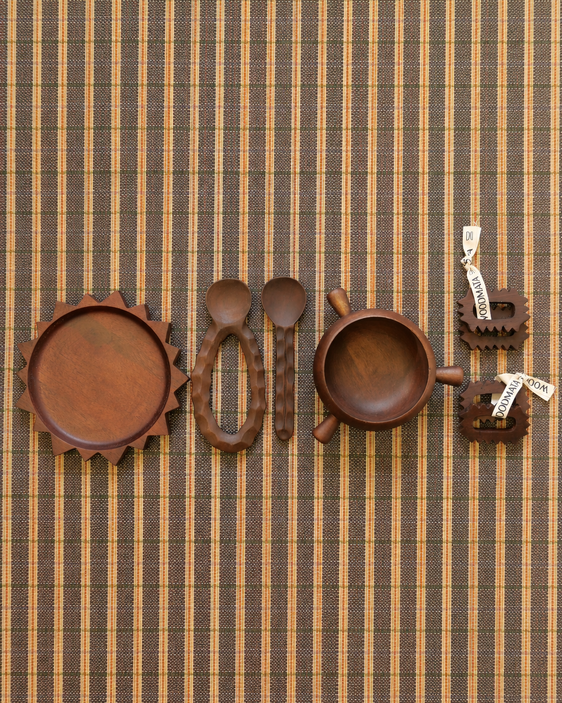 Contenu de la box SOLEA Woodmata : assiette soleil SOL, bol TAMA, couverts à salade ORKO et ronds de serviette PIKO.
