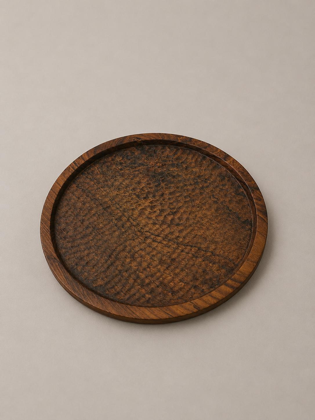 ASSIETTE EN BOIS DE TECK TEXTURÉE