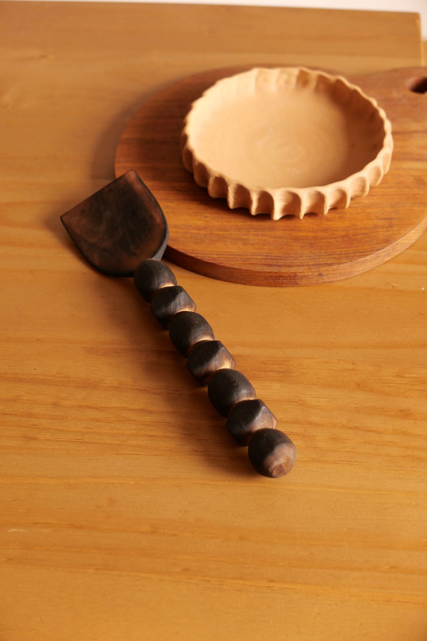 SPATULE EN BOIS BRÛLÉ