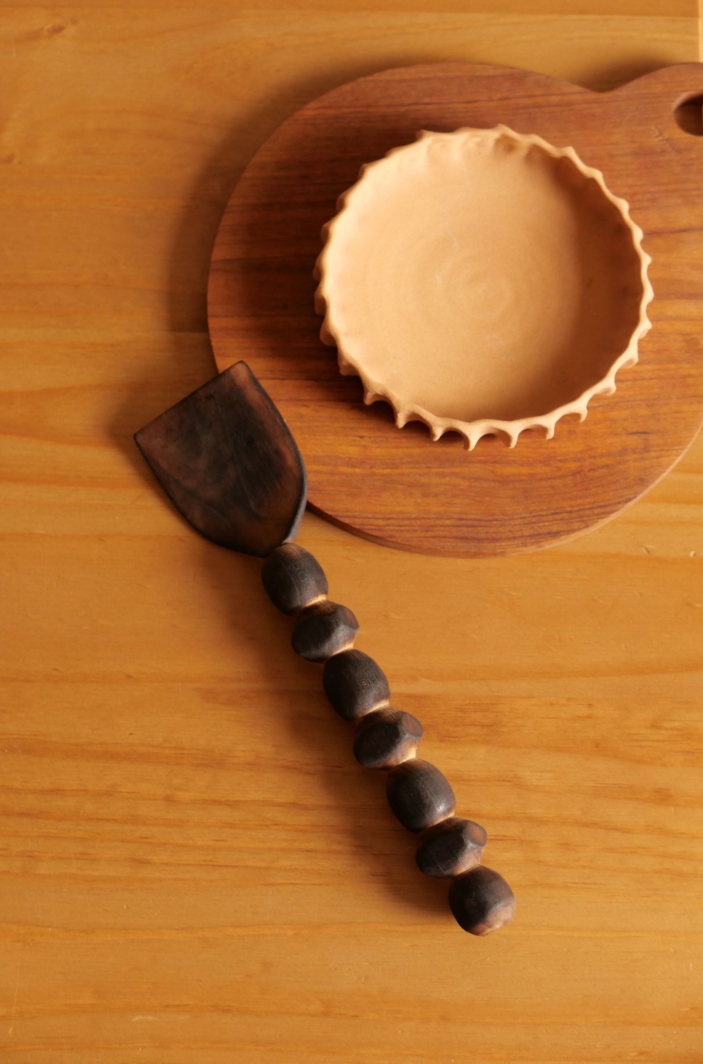 SPATULE EN BOIS BRÛLÉ