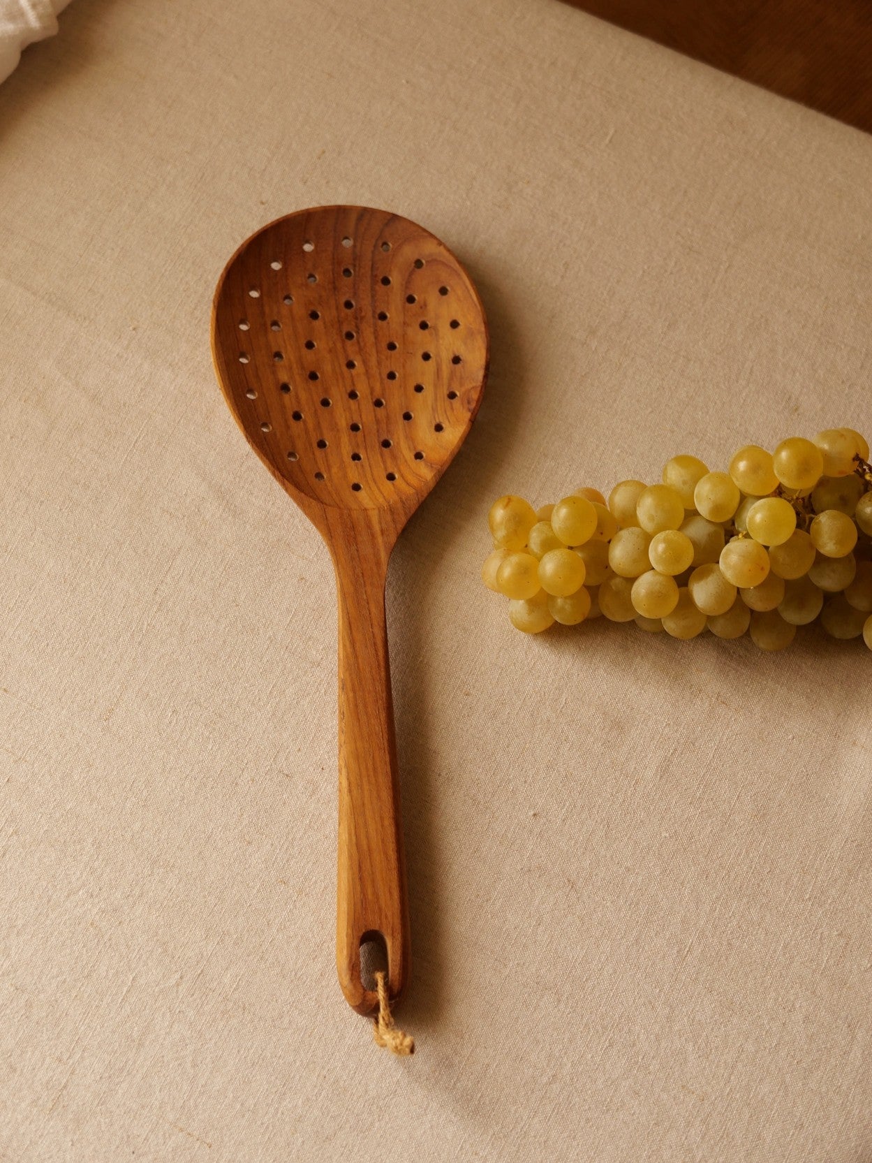 ÉCUMOIRE EN BOIS DE TECK