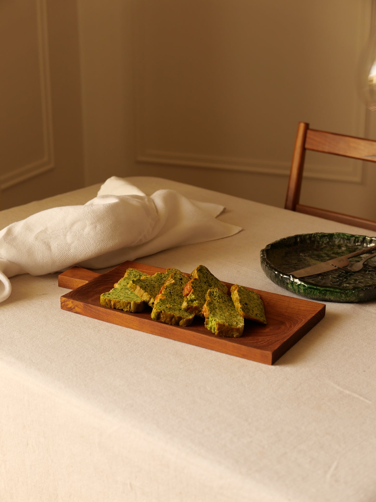 ASSIETTE-PLATEAU AVEC ANSE