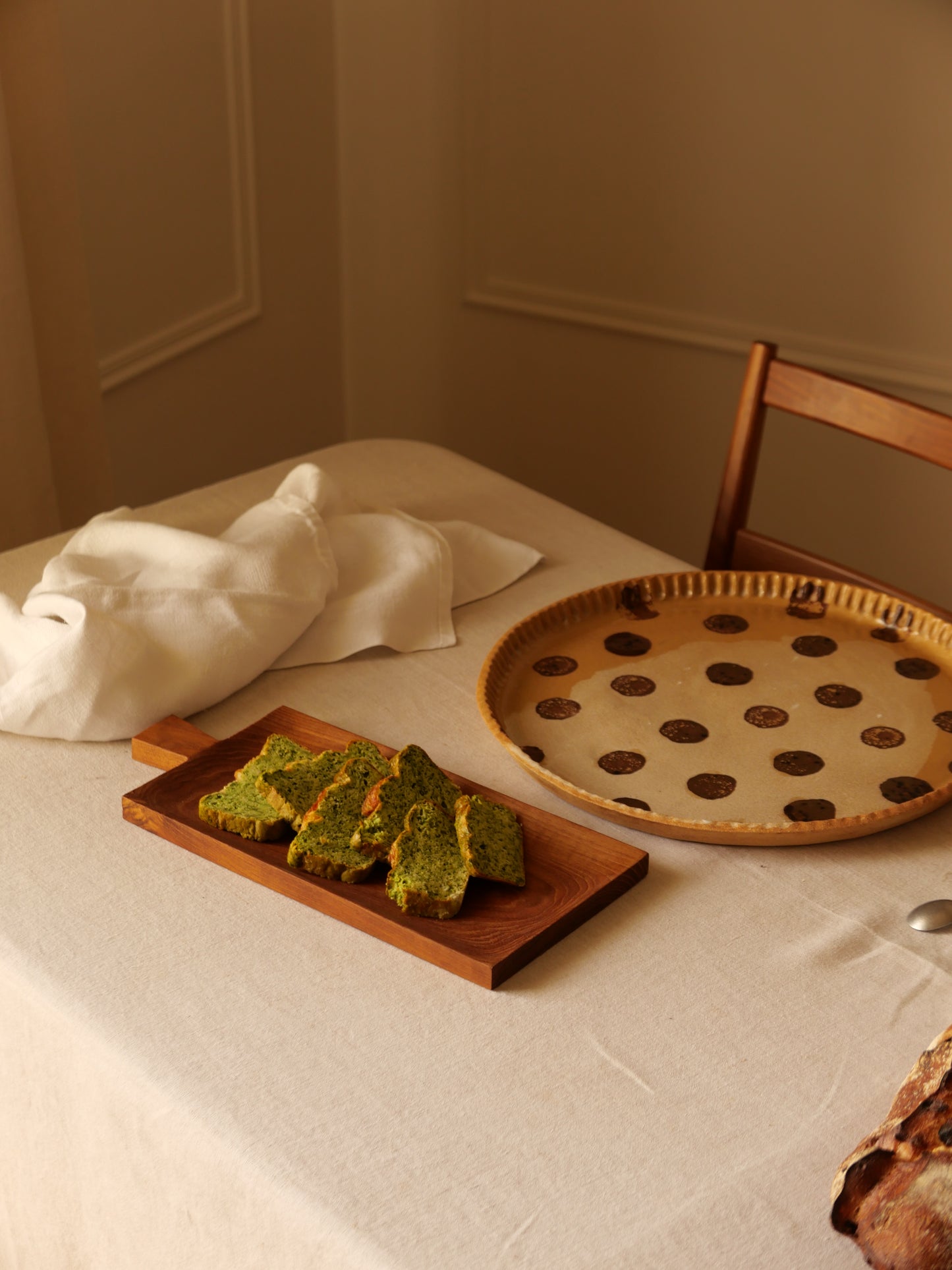 ASSIETTE-PLATEAU AVEC ANSE