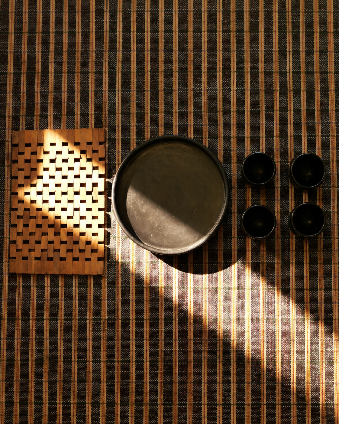 Contenu de la box La conviviale, dessous de plat support décoratif terracotta et tassses OIA