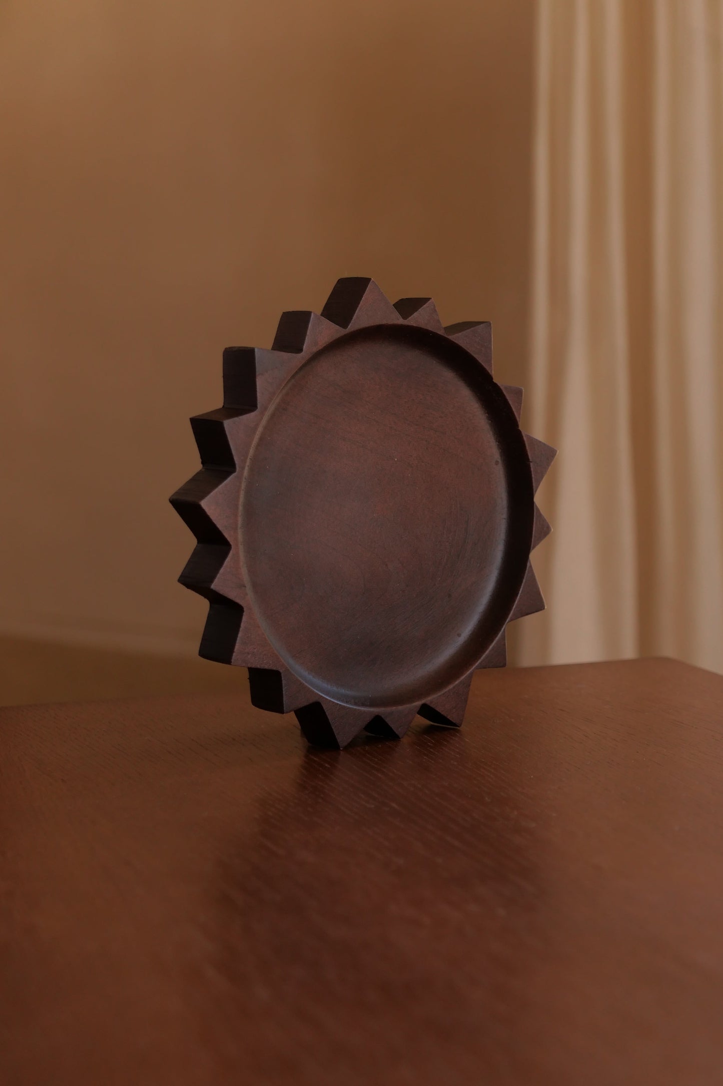 Petite assiette de présentation, forme soleil 