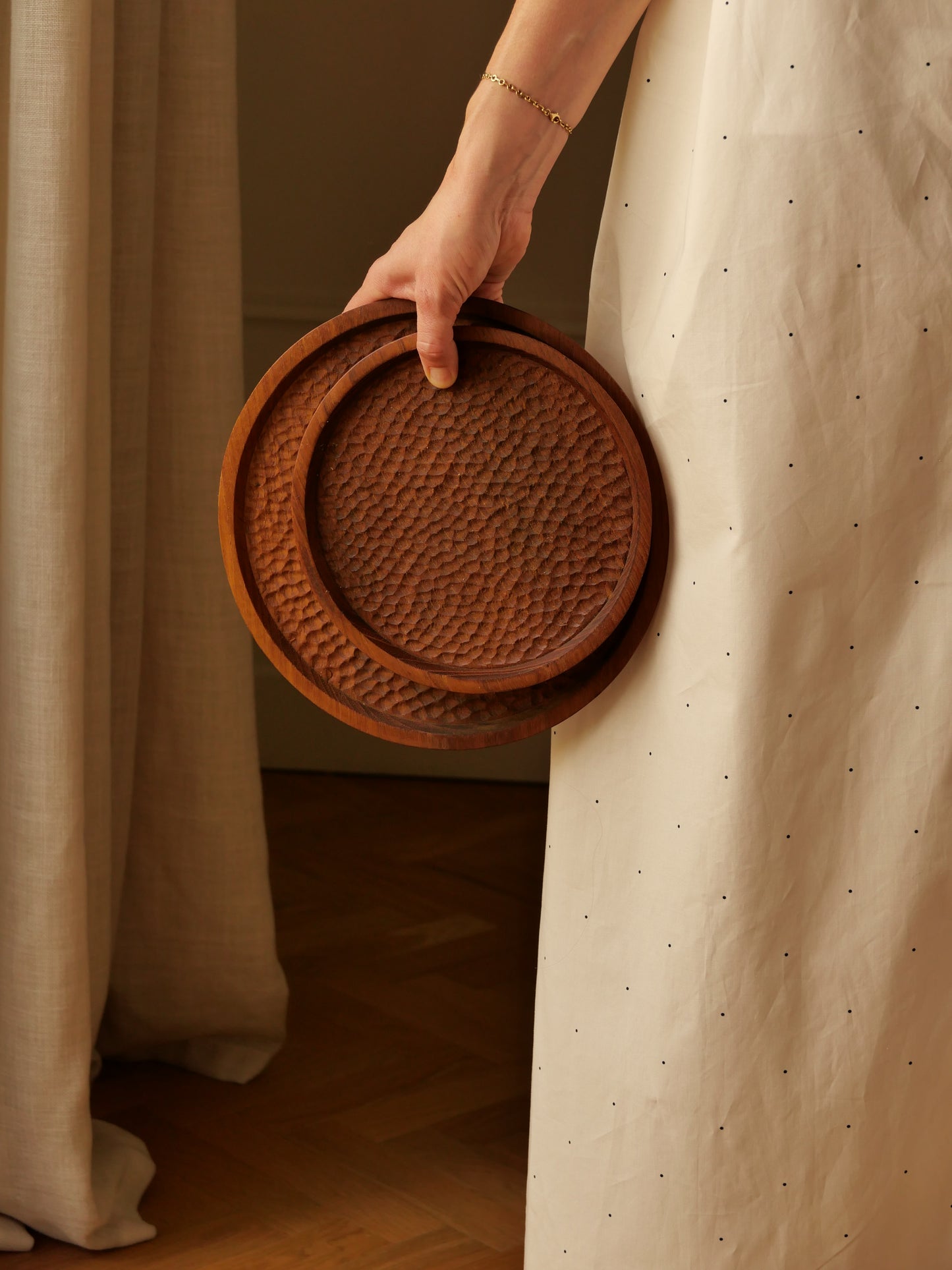 ASSIETTE EN BOIS DE TECK TEXTURE