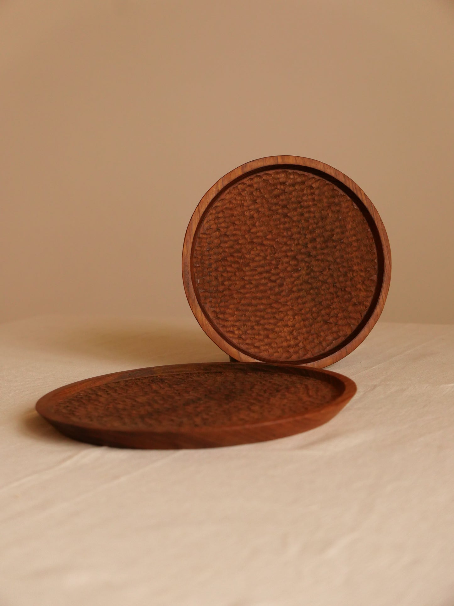 ASSIETTE EN BOIS DE TECK TEXTURE