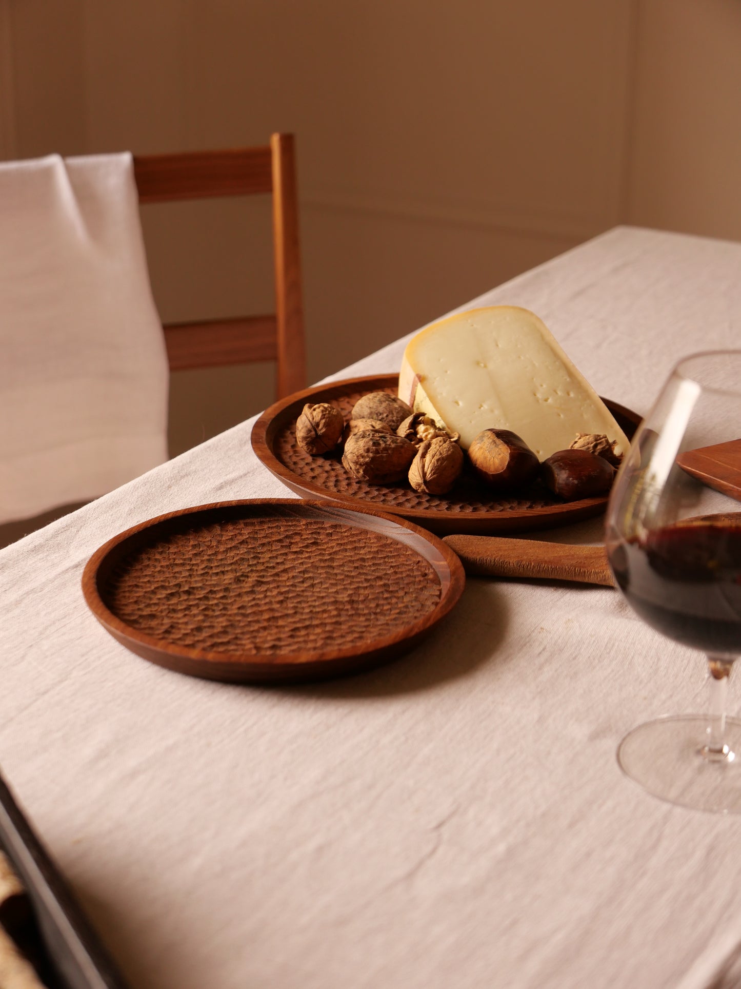 ASSIETTE EN BOIS DE TECK TEXTURE