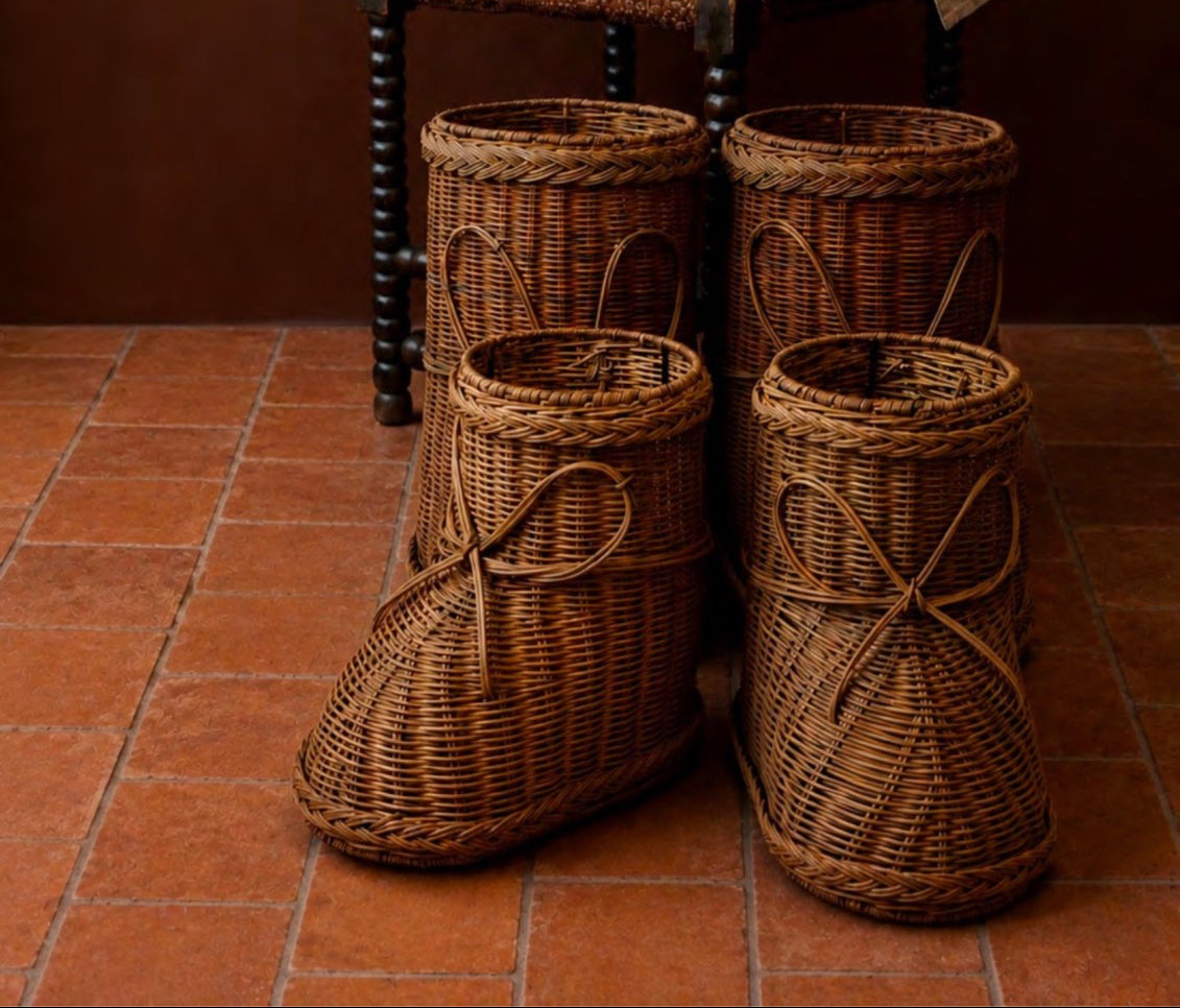 Paires de bottes Rattan de deux tailles, mises en scène pour Noël — Woodmata