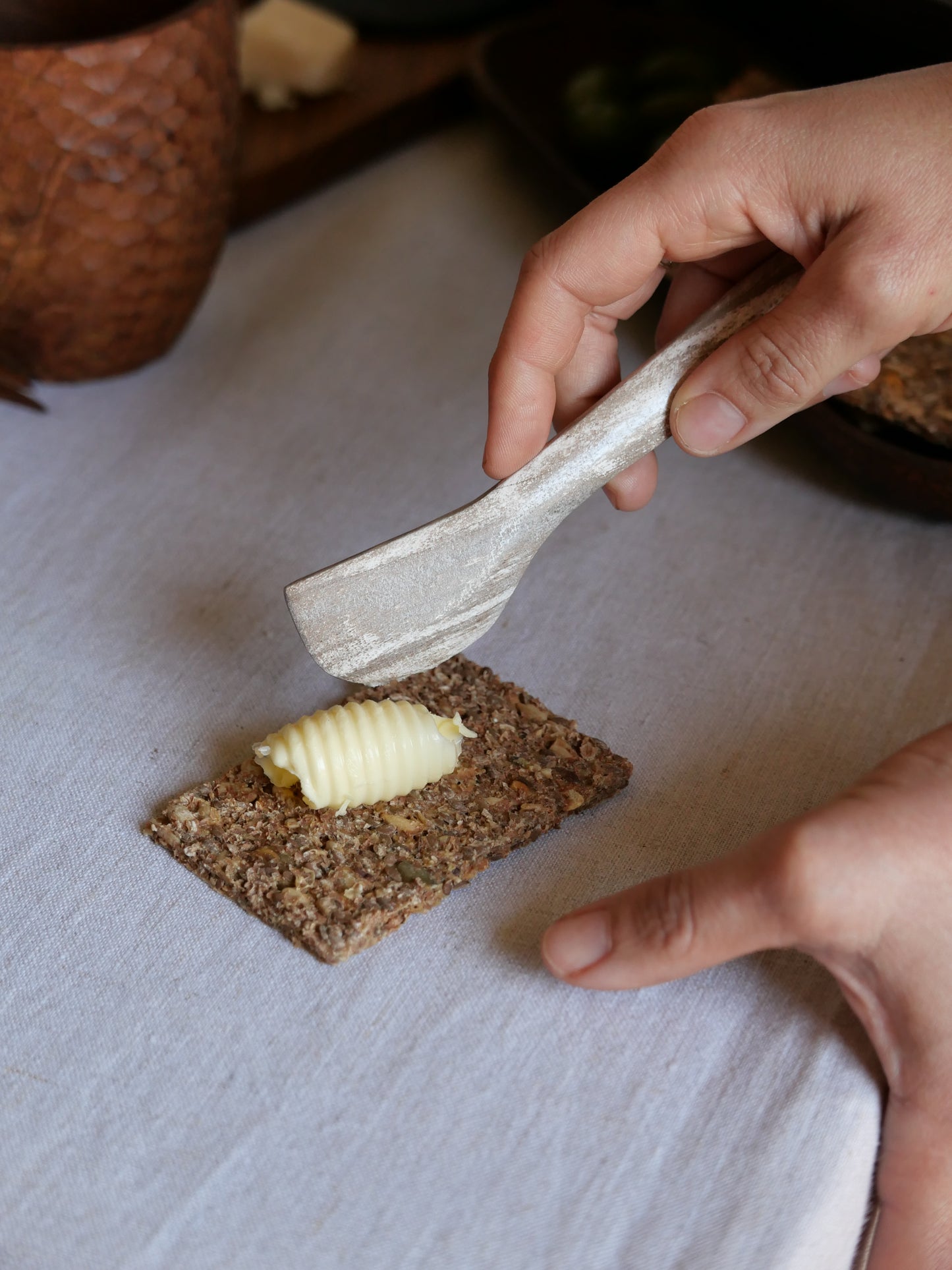 COUTEAU À BEURRE EN BOIS PETRIFIE