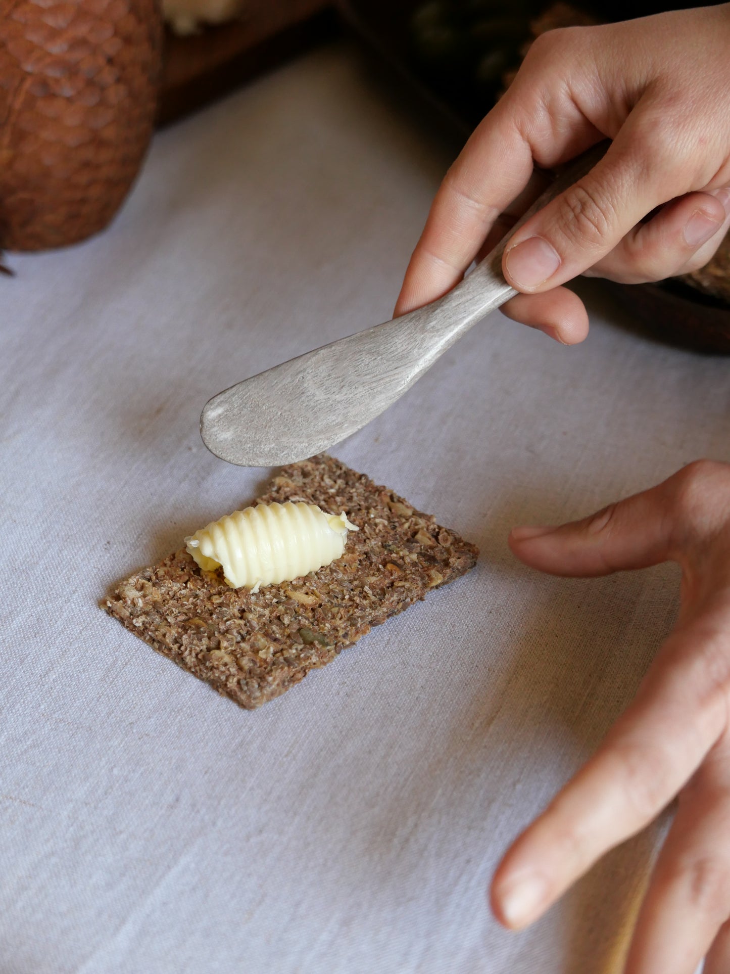 COUTEAU À BEURRE EN BOIS PETRIFIE
