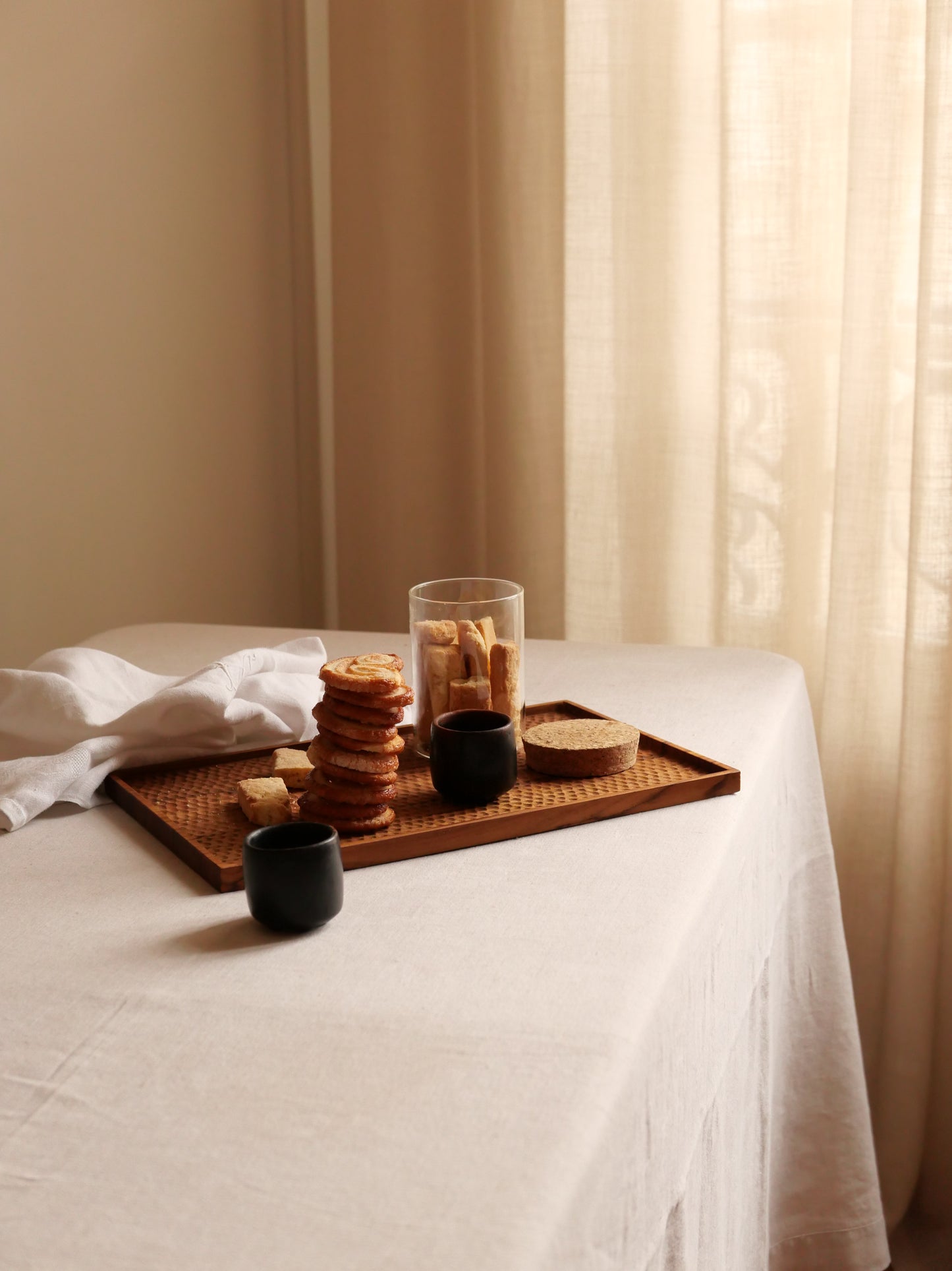 PLATEAU TEXTURÉ NID D'ABEILLE EN BOIS DE TECK