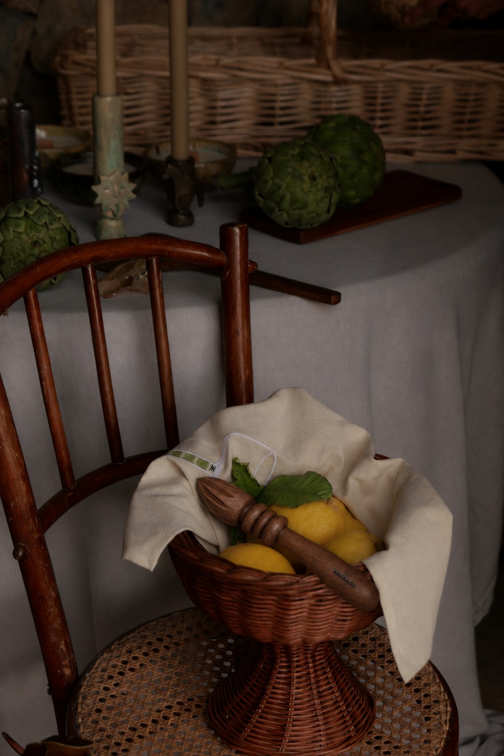 Presse-agrumes en bois brun dans une corbeille de citrons