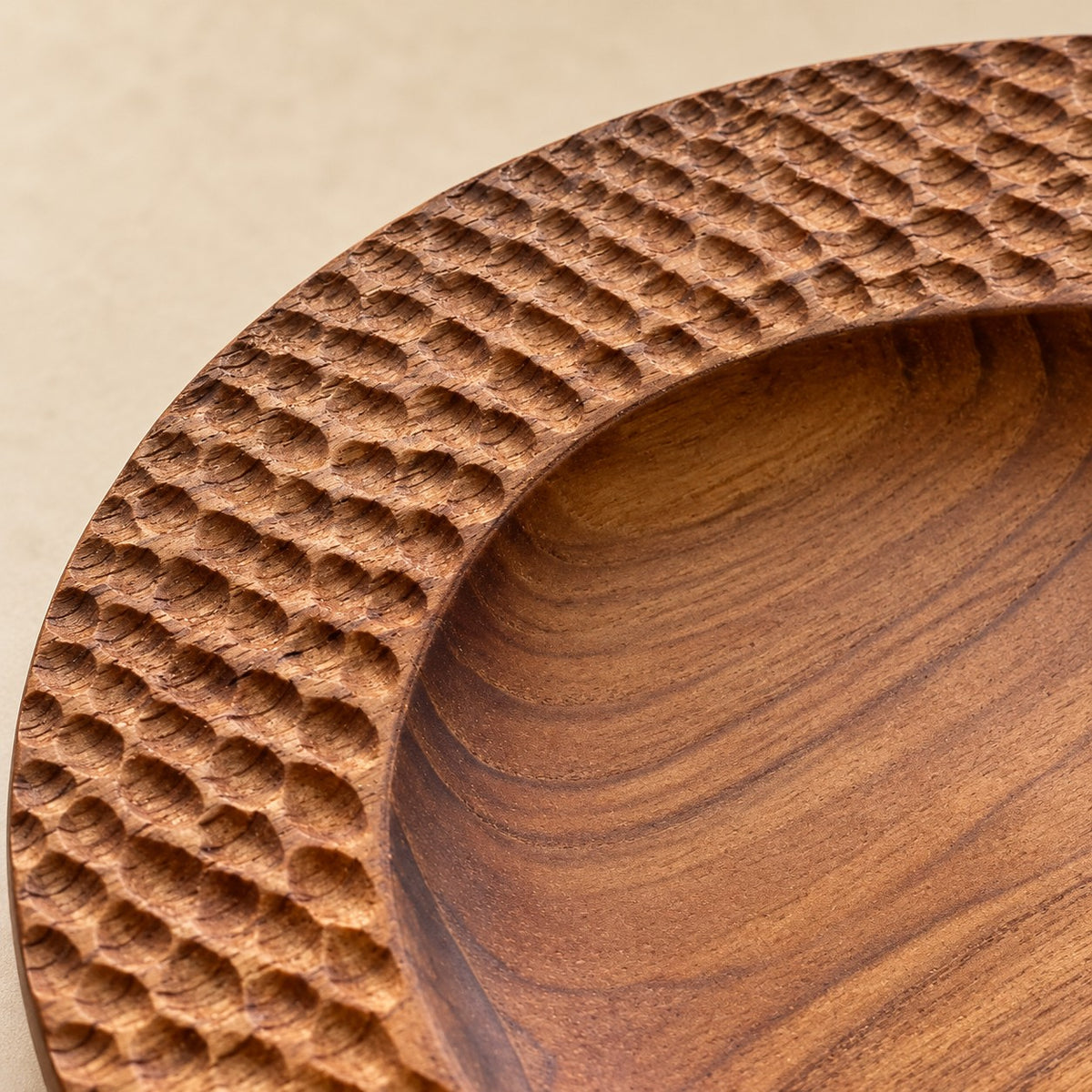 Assiettes NOMA - teck sculpté