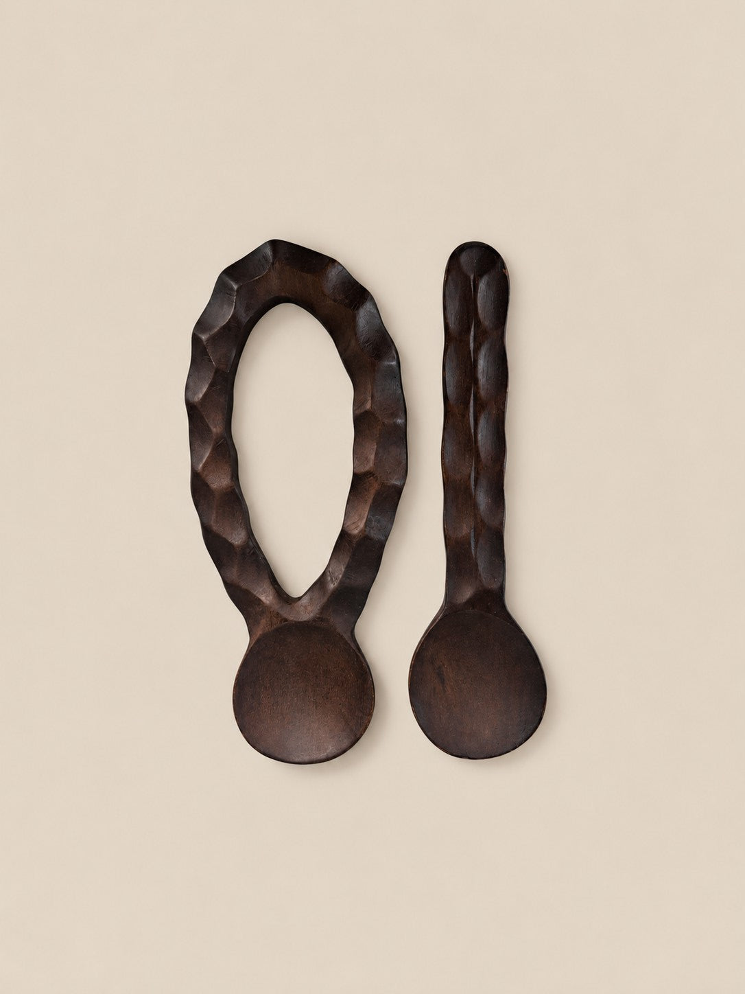 Paire de couverts à salade en bois de sculpté, avec un manche ajouré